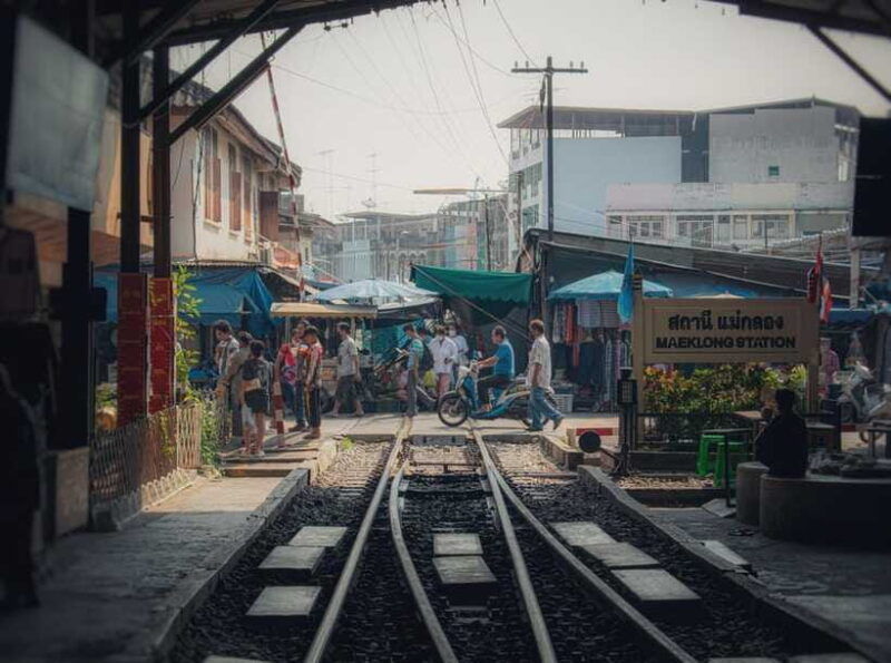 bangkok-maeklong-train-market-amphawa-floating-market