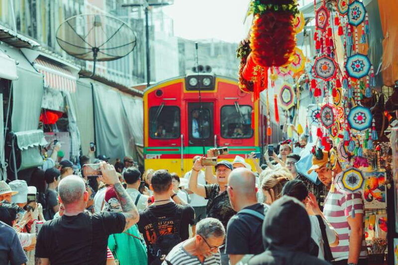 bangkok-maeklong-train-market-floating-market-day-tour