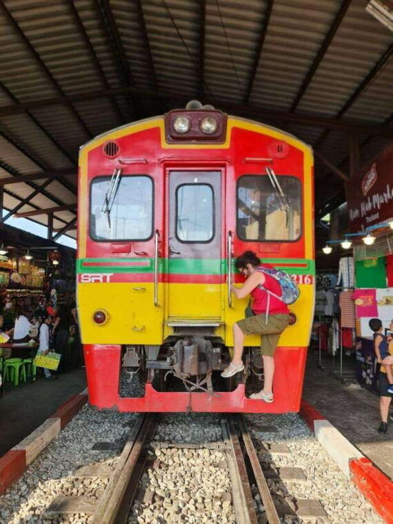bangkok-maeklong-train-market-floating-market-day-tour