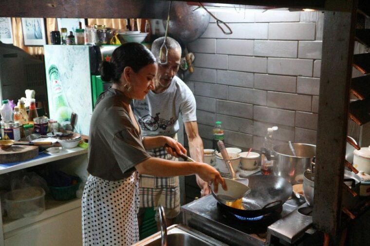 bangkok-night-bike-ride-and-dinner-at-a-local-restaurant