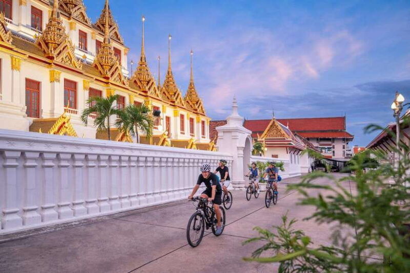 bangkok-night-bike-tour-with-temples-flower-market-visit