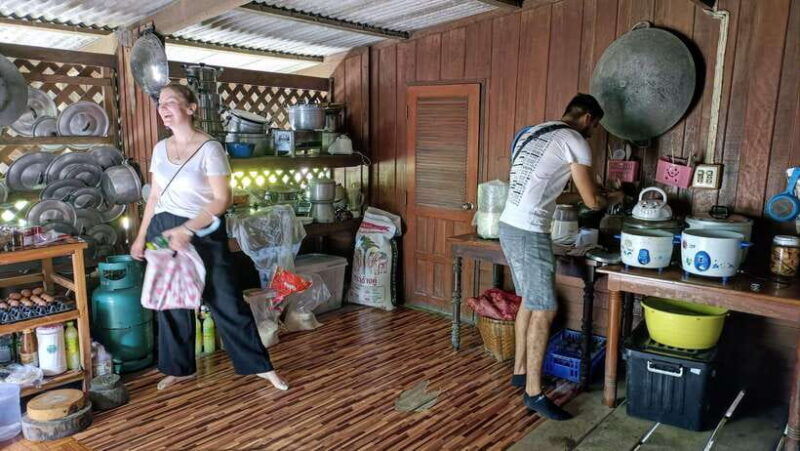 bangkok-railway-market-damnuansaduak-floating-market-tour