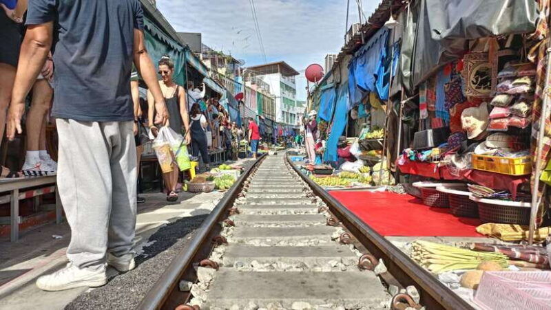 bangkok-railway-market-damnuansaduak-floating-market-tour