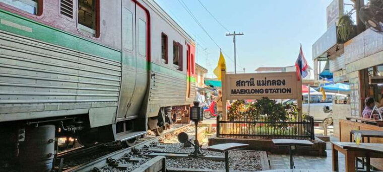 bangkok-railway-market-damnuansaduak-floating-market-tour