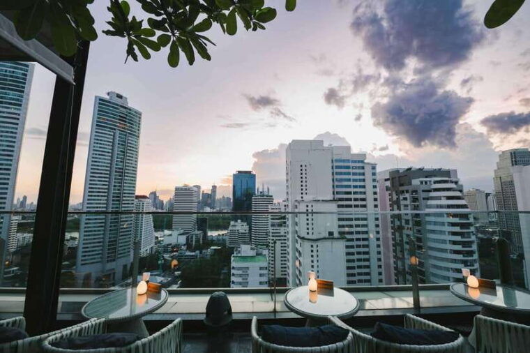 bangkok-sky-on-20-rooftop-bar-with-free-flow-drinks