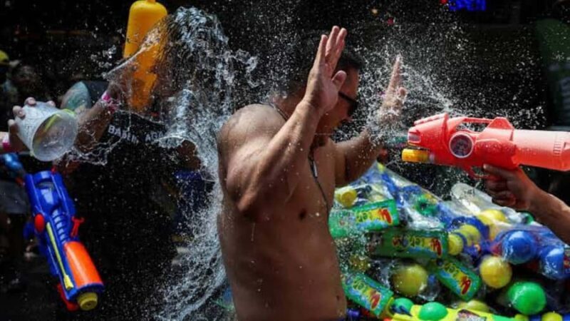 Bangkok: Songkran 2026 Pub Crawl by Tuk-Tuk with Drinks - A Complete Dive Into the Tour Experience