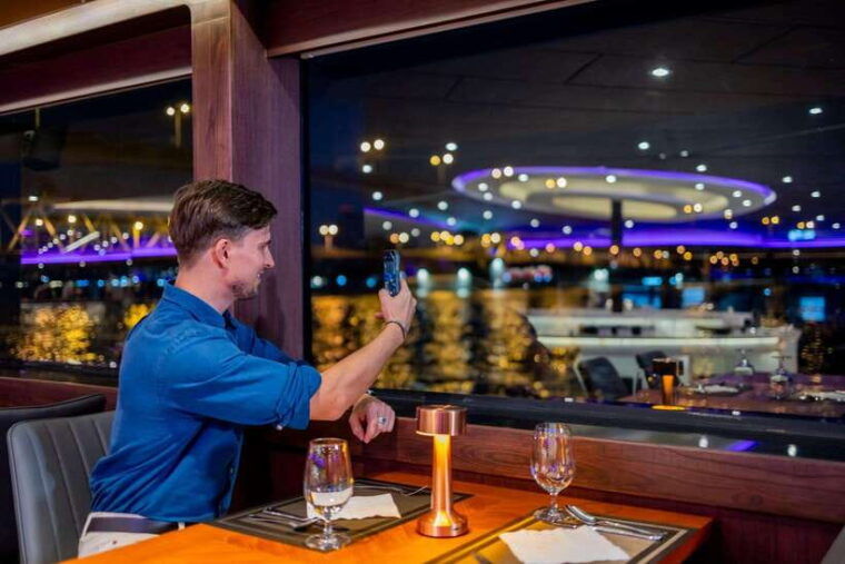 bangkok-the-opulence-buffet-dinner-cruise-with-live-band