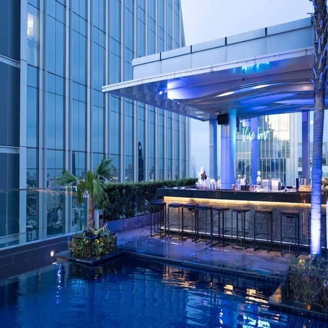 Bangkok: The Vue Bar Rooftop at Mercure Bangkok Sukhumvit 24 - Service and Hospitality