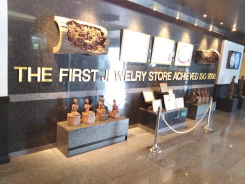 Bangkok Tour: Golden Buddha, Reclining Buddha & Gems Gallery - Transportation and Group Size: Comfort and Convenience