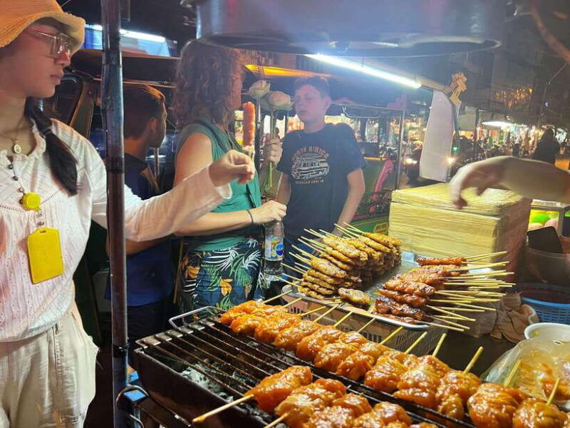 bangkok-tuk-tuk-by-night-with-chinatown-street-food-meal