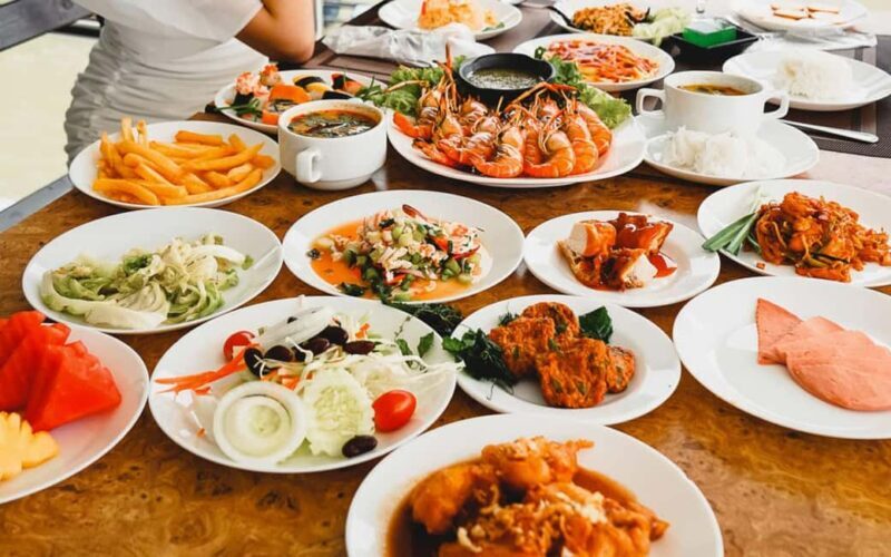 Bangkok: Vela Cruise Buffet Dinner on the Chao Phraya - The Dining and Entertainment Experience