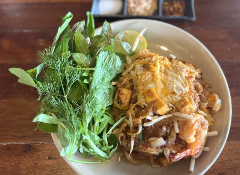 Bangkoks Old Town Tour: Talat Noi & Chinatown by Tuk Tuk - Shopping at Song Wat: Craftsmanship from All 77 Provinces