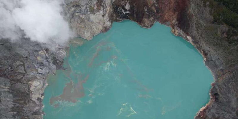 banyuwangi-bali-mount-ijen-midnight-blue-fire-guided-tour