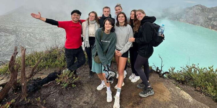 banyuwangi-bali-mount-ijen-midnight-blue-fire-guided-tour