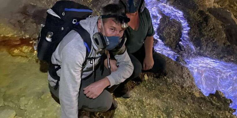 banyuwangi-bali-mount-ijen-midnight-blue-fire-guided-tour
