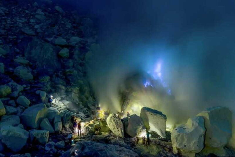 banyuwangi-beautiful-of-ijen-crater-with-local-guide