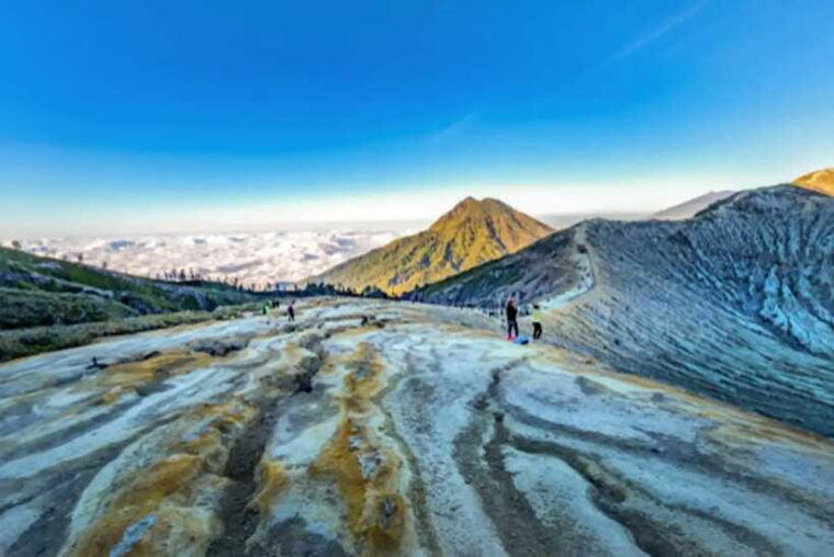 banyuwangi-beautiful-of-ijen-crater-with-local-guide