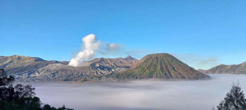 banyuwangi-explore-ijen-blue-fire-bromo-sunrise