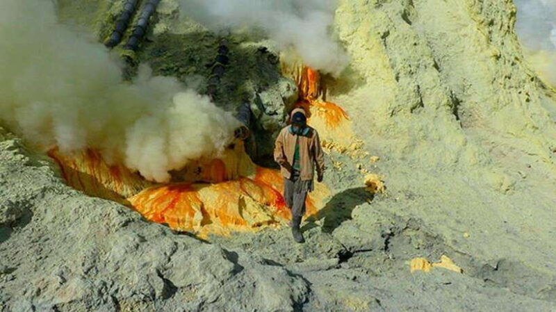 banyuwangi-mt-ijen-with-tour-guide-and-transfer-service