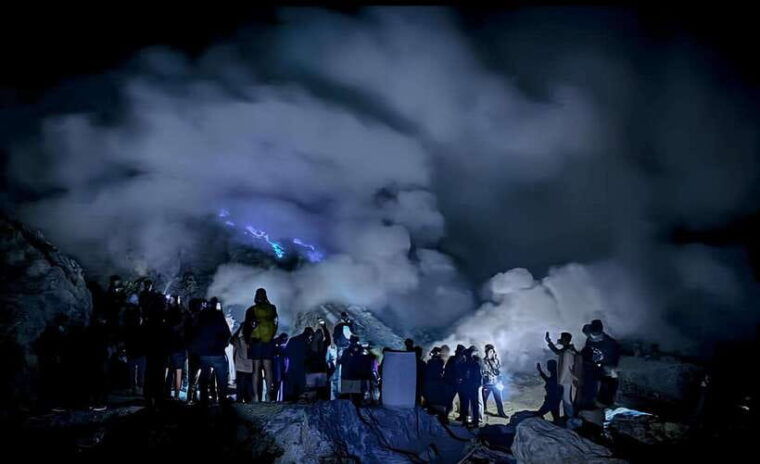 banyuwangi-mt-ijen-with-tour-guide-and-transfer-service