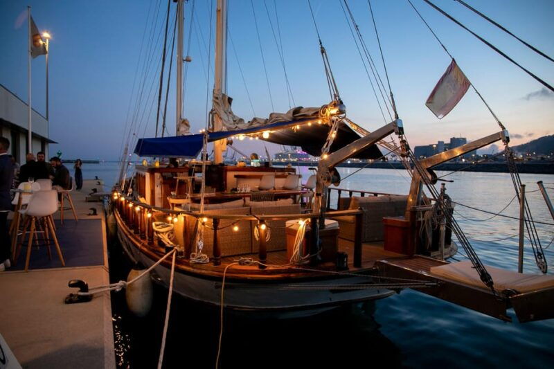 barcelona-2h-luxurious-sailing-cruise-with-open-bar