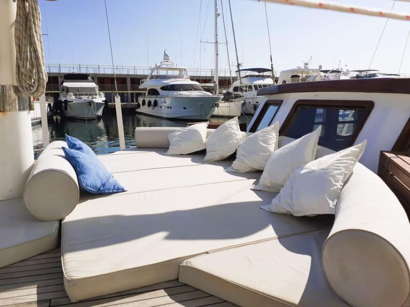 barcelona-2h-luxurious-sailing-cruise-with-open-bar