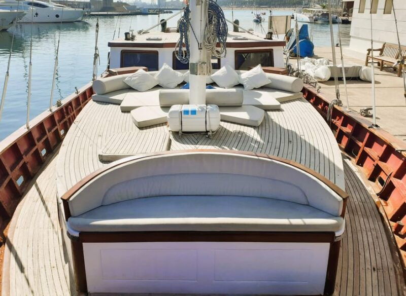 barcelona-2h-luxurious-sailing-cruise-with-open-bar