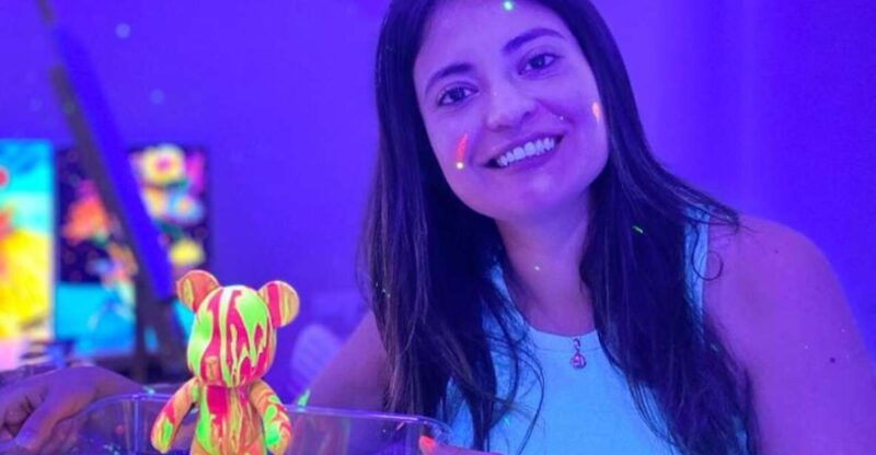 barcelona-bear-brick-fluorescent-painting-wine-and-art