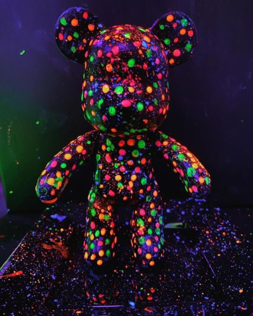 barcelona-bear-brick-fluorescent-painting-wine-and-art