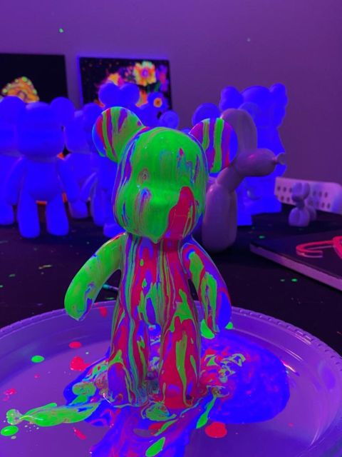 barcelona-bear-brick-fluorescent-painting-wine-and-art