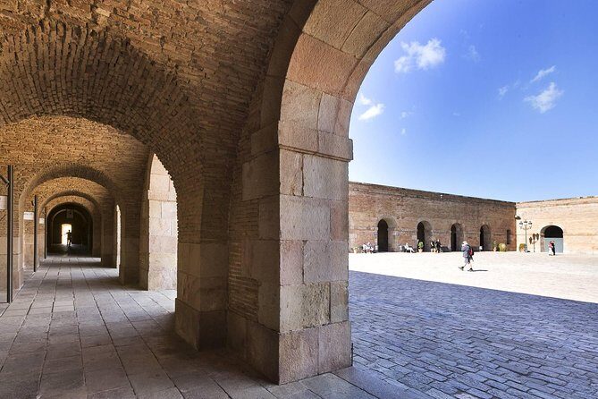 Barcelona Best Views: Old Town, Cable Car and Montjuic Castle - Who Should Consider This Tour?