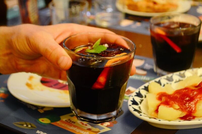 barcelona-bike-tour-by-night-with-cava