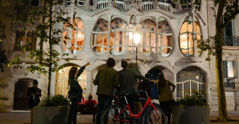 barcelona-bike-tour-by-night-with-cava