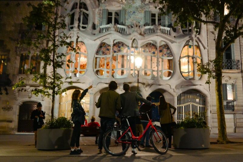 barcelona-bike-tour-by-night-with-cava