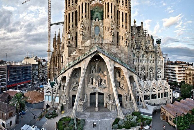 barcelona-bike-tour-sagrada-familia-olympic-port-city-sights