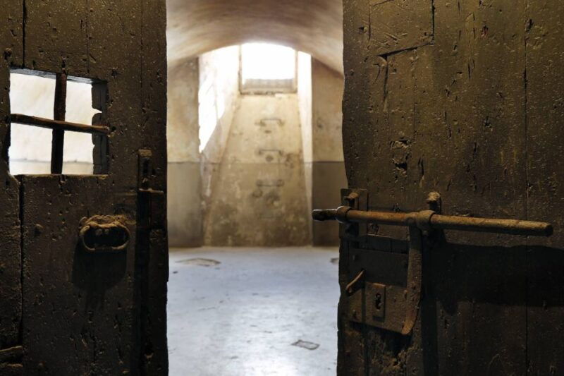 barcelona-cable-car-sky-views-magic-fountain-castle-visit