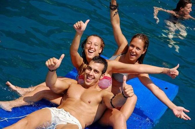 barcelona-catamaran-party-tour-for-young-people