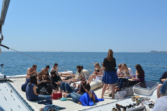 barcelona-catamaran-party-tour-for-young-people