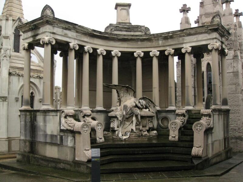 barcelona-cemetery-tour-gothic-graves-local-history