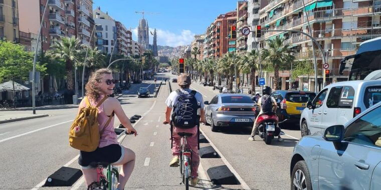 barcelona-city-highlights-bike-tour-with-locals