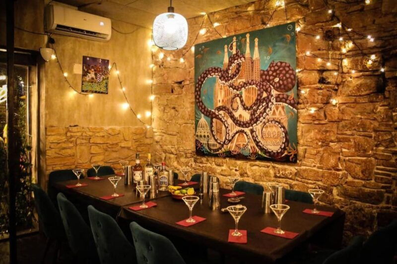 barcelona-cocktail-master-class-by-mixologist-with-tapas