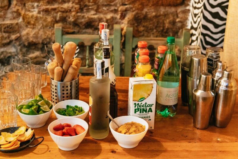 barcelona-cocktail-master-class-by-mixologist-with-tapas