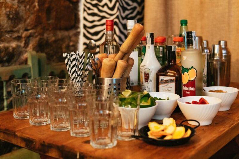 barcelona-cocktail-master-class-by-mixologist-with-tapas
