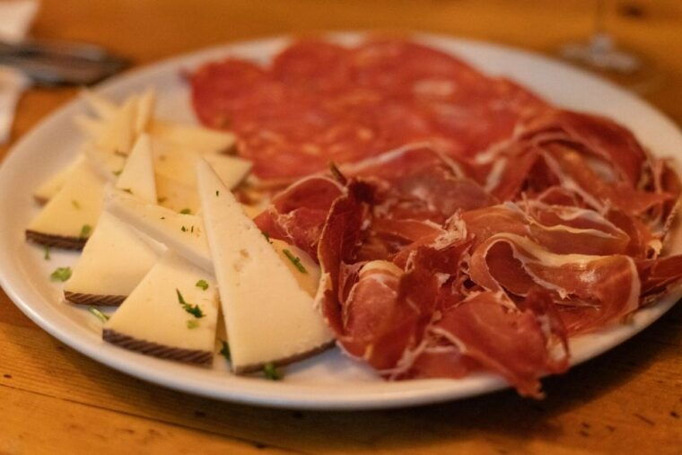 barcelona-cocktail-master-class-by-mixologist-with-tapas