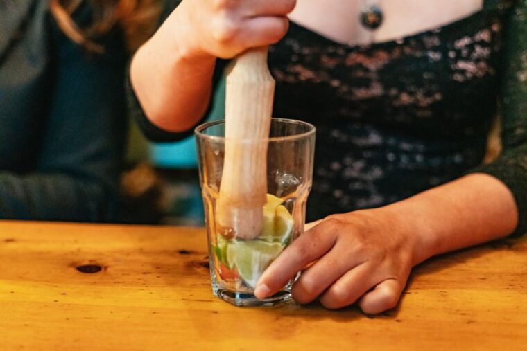 barcelona-cocktail-master-class-by-mixologist-with-tapas