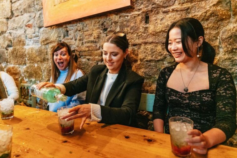 barcelona-cocktail-master-class-by-mixologist-with-tapas