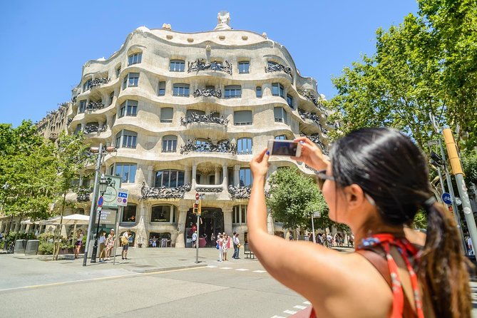 barcelona-e-bike-gaudi-highlights-or-bohemian-neighborhoods-small-group-tour