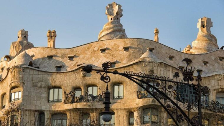 barcelona-evening-walking-tour-in-the-gaudi-area-with-tapas
