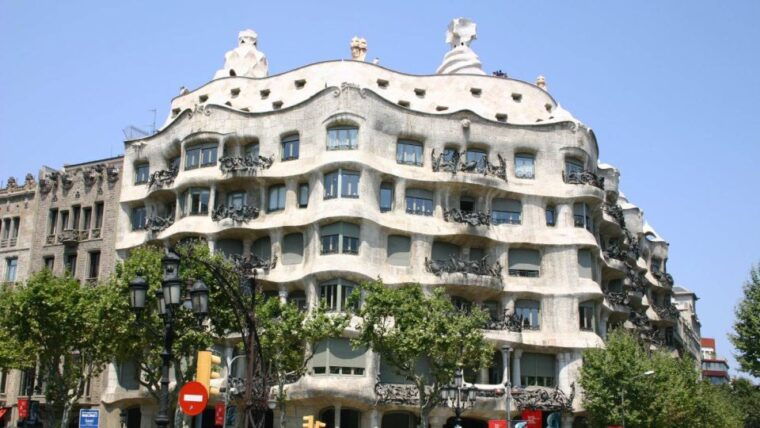 barcelona-evening-walking-tour-in-the-gaudi-area-with-tapas
