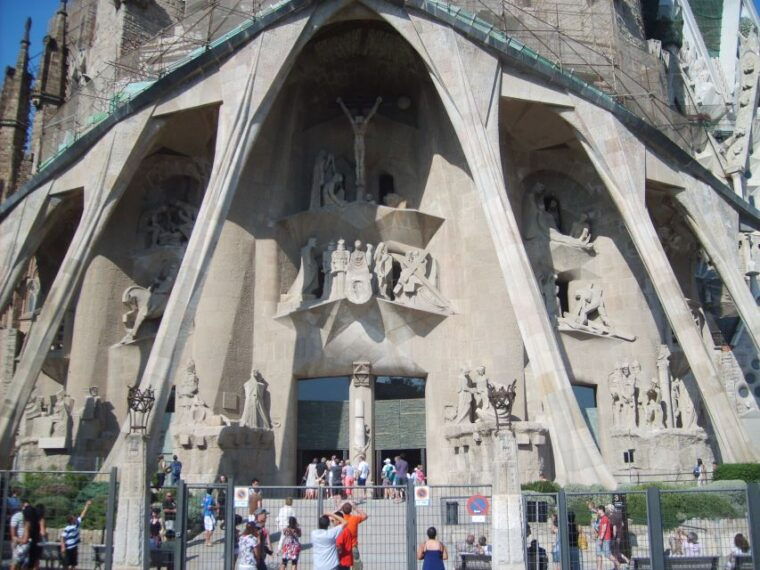 barcelona-fast-track-guided-tour-of-sagrada-familia